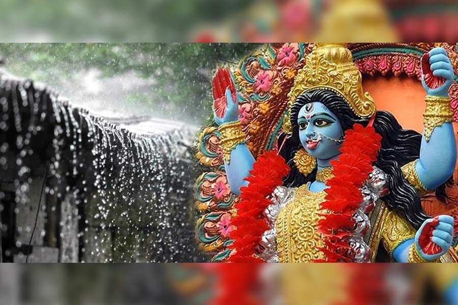দুর্গাপুজোয় শহরজুড়ে বৃষ্টির সাক্ষী থেকে কলকাতাবাসী। কালীপুজোর আগেও বৃষ্টির ভ্রুকুটি যেন কোনওভাবেই পিছু ছাড়ছে না।