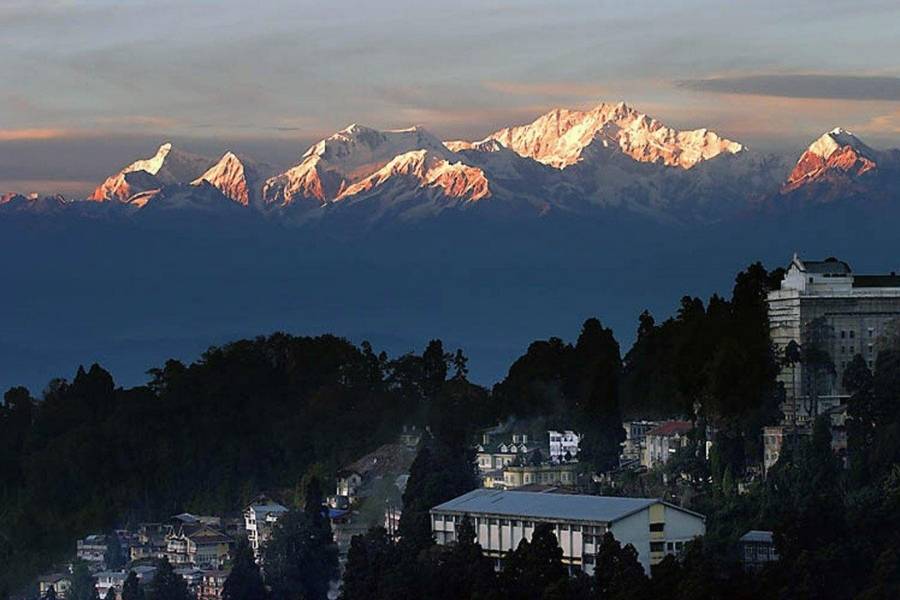 আবহাওয়া দফতরের পূর্বাভাস অনুযায়ী আগামী ২৪ ঘণ্টায় কালিম্পং, দার্জিলিং, জলপাইগুড়ি ও আলিপুরদুয়ারে ভারী থেকে অতি ভারী বৃষ্টি হতে পারে।