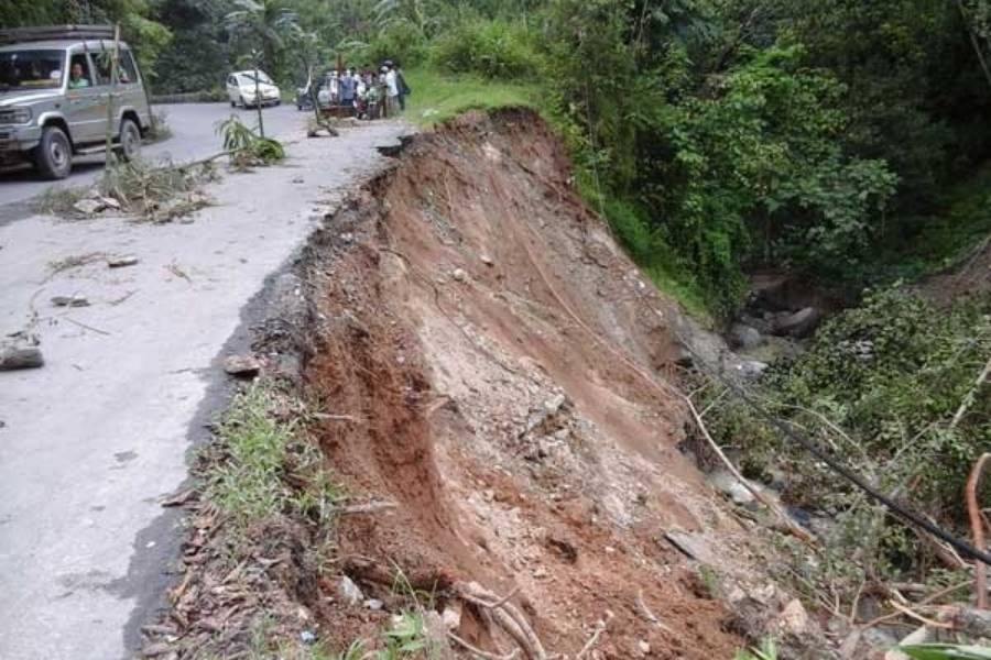 এমনকী পাহাড়ে ধস নামতে পারে বলে সতর্কবার্তাও জারি করা হয়েছে উত্তরবঙ্গের বিভিন্ন এলাকায়।