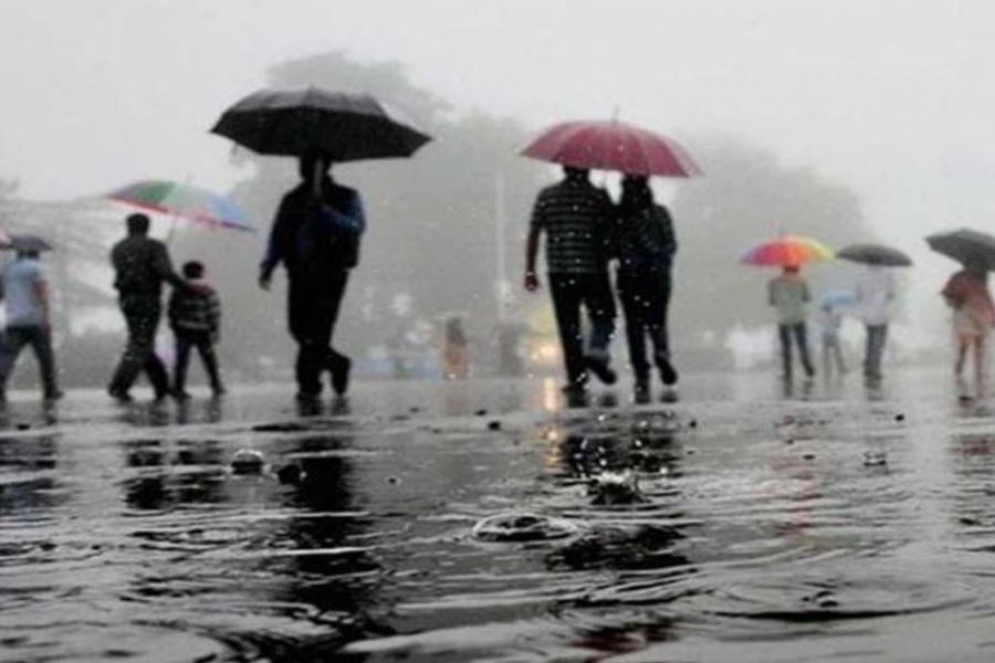 অন্য দিকে উত্তরবঙ্গে অতি ভারী বৃষ্টির পূর্বাভাস দিয়েছে হাওয়া অফিস। উত্তরবঙ্গের ৪ জেলায় অতি ভারী বৃষ্টির সম্ভাবনা রয়েছে।