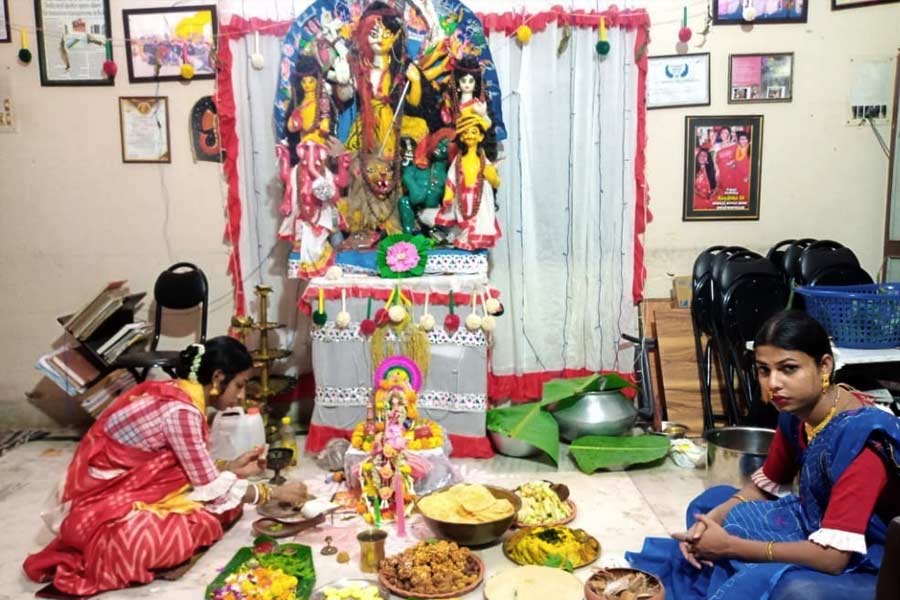 রূপান্তরকামীরা অন্য ক্লাবের মতো থিমপুজো করেন না। মুকুন্দপুরে তাঁদের ঘরে পুজো হয় অর্ধনারীশ্বরের।