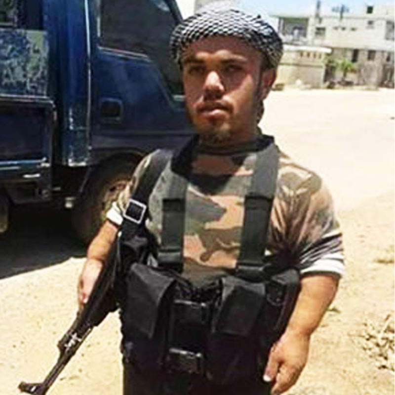 কেউ ৩ ফুট, আবার কেউ সাড়ে ছয় ফুট উচ্চতার। আইএসের বিশেষ এই ‘যোদ্ধা’রা বিপক্ষের বুকে ভয় জাগাতে যথেষ্ট। কেউ নিজের চেয়েও ভারী কামান হাতে তুলে অনায়াসে উড়িয়ে দিতে পারেন আশপাশের সব কিছু। আবার কেউ, তরবারি হাতে গলা নামাতে সিদ্ধহস্ত।