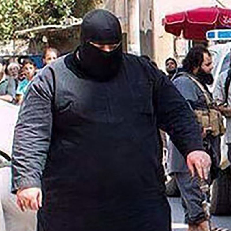 বামন আবুর পাশাপাশি আইএসের আর এক দুর্ধর্ষ জঙ্গির ডাকনাম ‘দ্য বুলডোজার অফ ফাল্লুজাহ’। তাঁর উচ্চতা অনেক বেশি, অন্তত সাড়ে ছ’ফুট। এই জুটিই আপাতত সমাজমাধ্যম কাঁপিয়ে দিচ্ছে। একাধিক দেশের সেনা এই জোড়া মূর্তির সন্ধানে প্রাণপাত করছে রোজ।