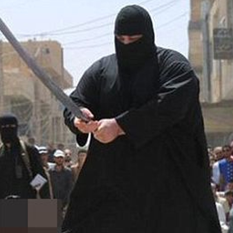 ইসলামিক স্টেটের ভয়ঙ্করতম জঙ্গি নেতা ‘দ্য বুলডোজ়ার’কে প্রকাশ্যে দেখা যায় মস্ত এক তরবারি হাতে। প্রায়শই প্রকাশ্যে শিরচ্ছেদের ভিডিয়োয় যে ভয় ধরানো চেহারা থাকে, তিনিই দ্য বুলডো়জ়ার।