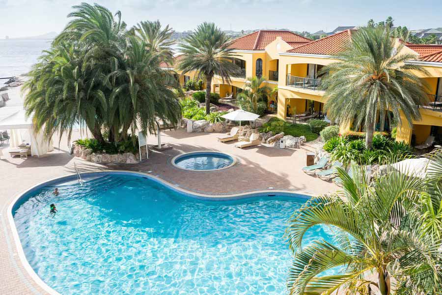 চোখজুড়ানো দিগন্তবিস্তৃত নীল জলরাশি, একান্তে ছুটি কাটাবার সেরা ঠিকানা হতেই পারে।