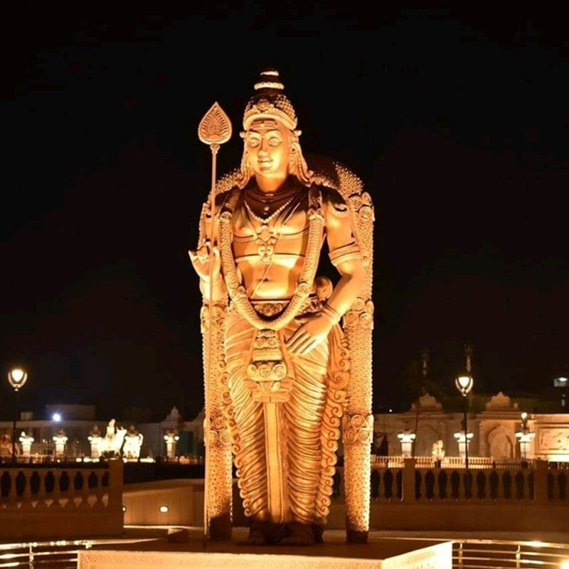 শিপ্রা নদীর তীরে অবস্থিত  উজ্জয়িনী শহরের প্রাণকেন্দ্র এই মন্দিরকে দেশের অন্যতম পবিত্র মন্দির বলে গণ্য করা হয়। হিন্দু দেবতা শিবের অনেক রূপের মধ্যে একটি রূপ মহাকাল। পুরাণ অনুযায়ী, শিবের এই রূপ সময় ও মৃত্যুর দেবতা।