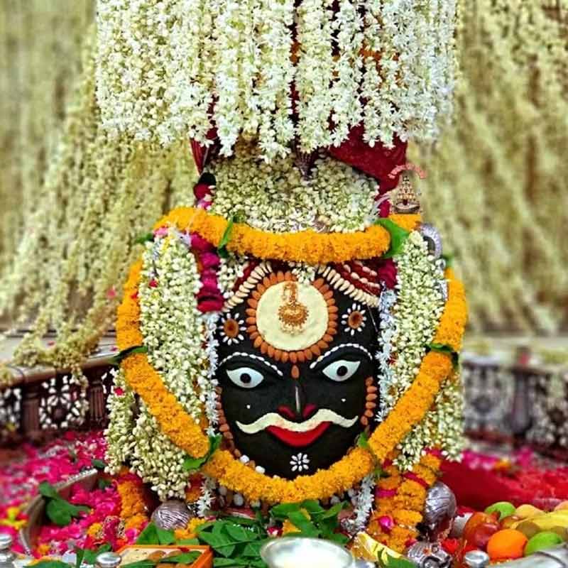 মনে করা হয়, এই জ্যোতির্লিঙ্গগুলিই শিবের সবচেয়ে পবিত্র আধার। পুরাণ মতে, আলোর অন্তহীন স্তম্ভ রূপে শিব সারা বিশ্বকে বেঁধেছিলেন। সেই আলোকস্তম্ভই জ্যোতির্লিঙ্গ নামে পরিচিত।