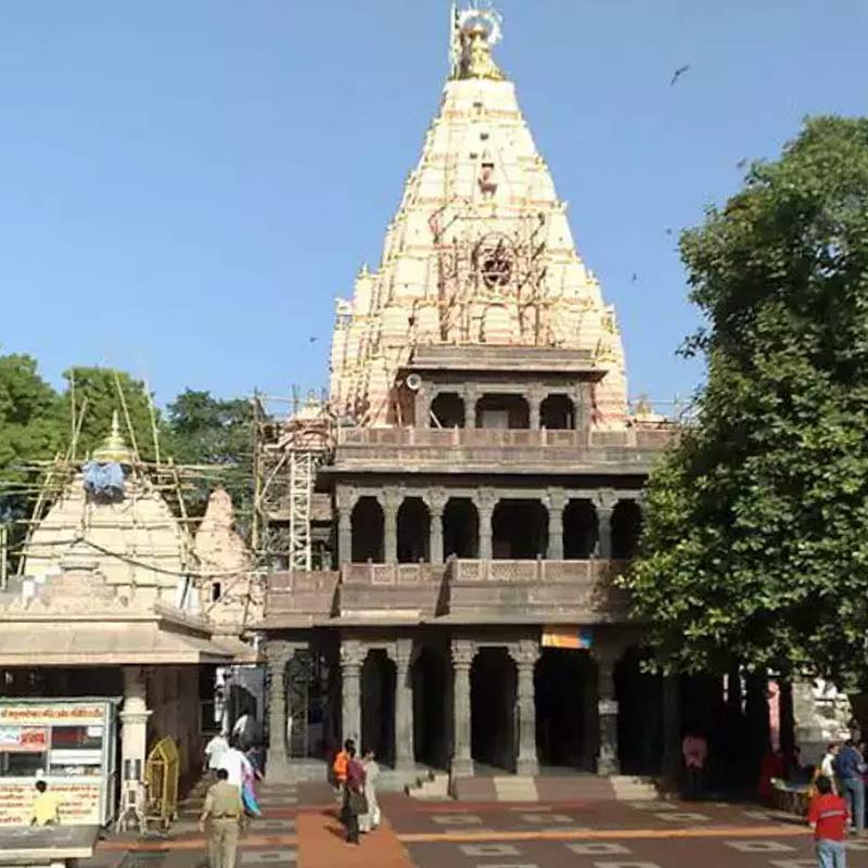 মহাকালেশ্বর জ্যোতির্লিঙ্গ বাদে, অন্য এগারোটি জ্যোতির্লিঙ্গ রয়েছে গুজরাটের সোমনাথ মন্দির এবং নাগেশ্বর মন্দিরে, অন্ধ্রপ্রদেশের মল্লিকার্জুন মন্দিরে, মধ্যপ্রদেশের ওঙ্কারেশ্বর মন্দিরে, উত্তরাখণ্ডের কেদারনাথ মন্দিরে,  মহারাষ্ট্রের ভীমাশঙ্কর, ত্র্যম্বকেশ্বর এবং ঘৃষ্ণেশ্বর মন্দিরে, উত্তর প্রদেশের বারাণসীতে বিশ্বনাথ মন্দিরে, ঝাড়খণ্ডের বৈদ্যনাথ মন্দিরে এবং তামিলনাড়ুর রামেশ্বর মন্দিরে।