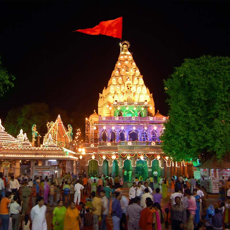 শিবকেই উজ্জয়িনীতে প্রধান দেবতা হিসাবে পুজো করা হয়। লোককথা অনুযায়ী, শিব এই শহরের রাজা ছিলেন। এই শহরে মহাকালের মন্দির ছাড়াও আরও কিছু বিখ্যাত এবং প্রাচীন মন্দির রয়েছে। পাশাপাশি এই শহরে রয়েছে প্রাচীন রাম ঘাট। কুম্ভ মেলা উপলক্ষে প্রতি ১২ বছর অন্তর এই ঘাটে বিপুল জনসমাগম ঘটে।