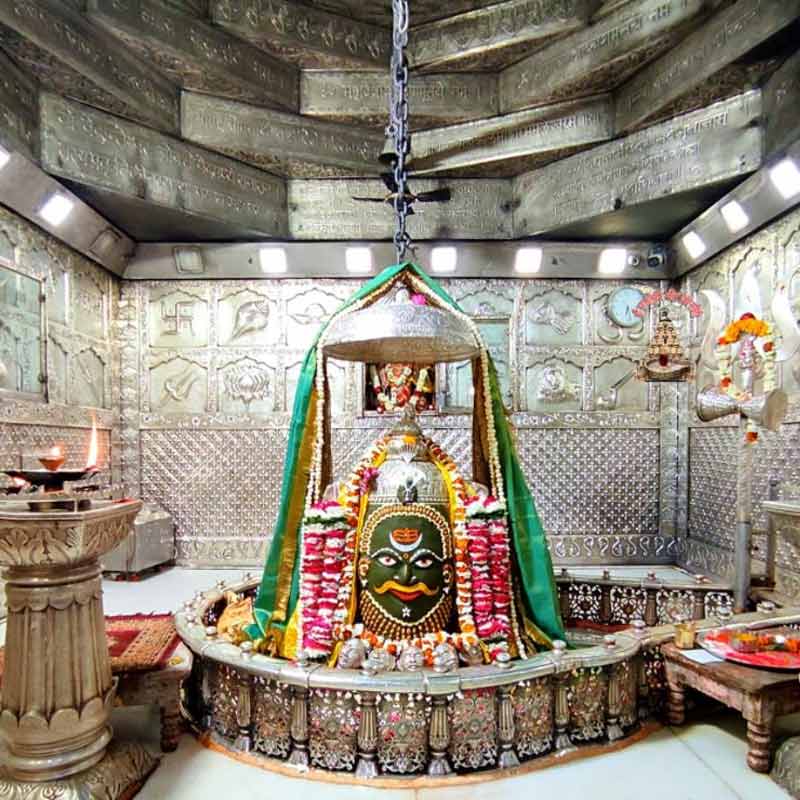 কিন্তু কেন এত প্রাধান্য পায় মহাকালেশ্বর জ্যোতির্লিঙ্গ? বিবিধ পুরাণ এবং অন্যান্য ধর্মগ্রন্থে এই জ্যোতির্লিঙ্গের মহিমার বর্ণনা রয়েছে। চতুর্থ শতাব্দীতে কালিদাস রচিত ‘মেঘদূতম’-সহ বহু প্রাচীন ভারতীয় গ্রন্থেও এর উল্লেখ রয়েছে।