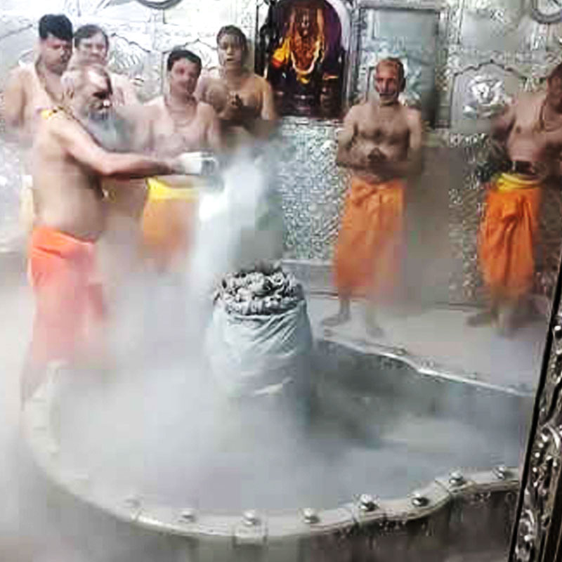 বাকি এগারোটি জ্যোতির্লিঙ্গের মতো উজ্জয়িনীর মহাকাল মন্দিরের জ্যোর্তিলিঙ্গও ‘স্বয়ম্ভু’, অর্থাৎ প্রাকৃতিক ভাবে এই লিঙ্গের আবির্ভাব হয়েছে।