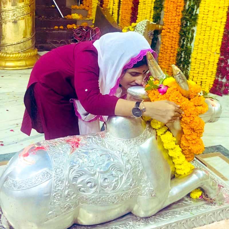 মহাকালেশ্বর মন্দির কবে প্রতিষ্ঠিত হয়েছিল, তার কোনও ঐতিহাসিক সাক্ষ্য নেই। অনেকের মতে, এই মন্দির প্রাগৈতিহাসিক। আবার পুরাণমতে, প্রজাপিতা ব্রহ্মা এই মন্দির তৈরি করেছিলেন। মহাকালেশ্বর মন্দিরের অফিসিয়াল ওয়েবসাইটে, মন্দিরের আইন-শৃঙ্খলা রক্ষণাবেক্ষণের জন্য খ্রিস্টপূর্ব ষষ্ঠ শতকে কুমারসেন নামে একজন রাজপুত্রকে রাজা চণ্ডপ্রদ্যোত নিয়োগ করেন বলে উল্লেখ রয়েছে।