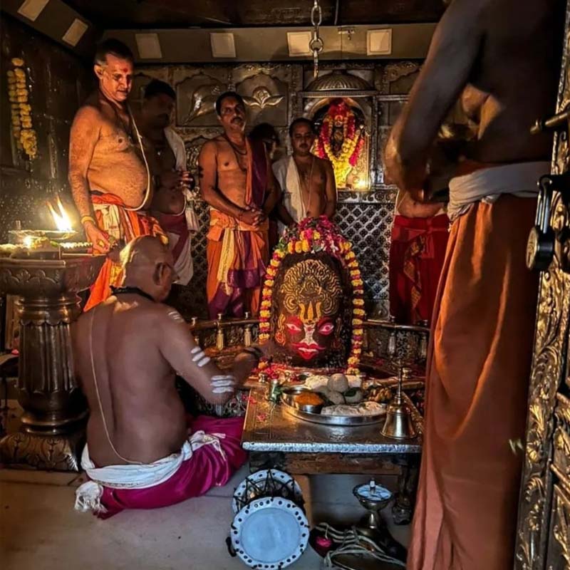 মহাকাল মন্দিরের অন্যতম আকর্ষণ ‘ভস্ম আরতি’। অনেক পুণ্যার্থী কেবল এই আরতি দেখার জন্যই অনেক দূর থেকে এই মন্দিরে আসেন। প্রতিদিন ভোর ৪টেয় আরতি শুরু হয় এবং যে কেউ এতে অংশ নিতে পারেন। ভস্ম আরতির আগে শিবলিঙ্গে দই, মধু, চন্দন মাখানো হয় এবং পরে দুধ-জল ঢেলে স্নান করানো হয়।