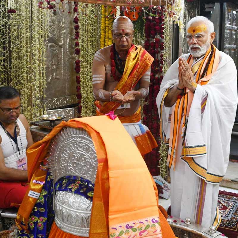 মধ্যপ্রদেশের পর্যটন বিভাগের অফিসিয়াল ওয়েবসাইট অনুসারে, অতীতে আরতির আগের রাতের প্রথম চিতা থেকে ছাই নিয়ে ভস্ম আরতি করা হত। কিন্তু এখন এই প্রথা পরিবর্তিত হয়েছে। বর্তমানে গোবর থেকে ছাই তৈরি করে ভস্ম আরতি করা হয়।