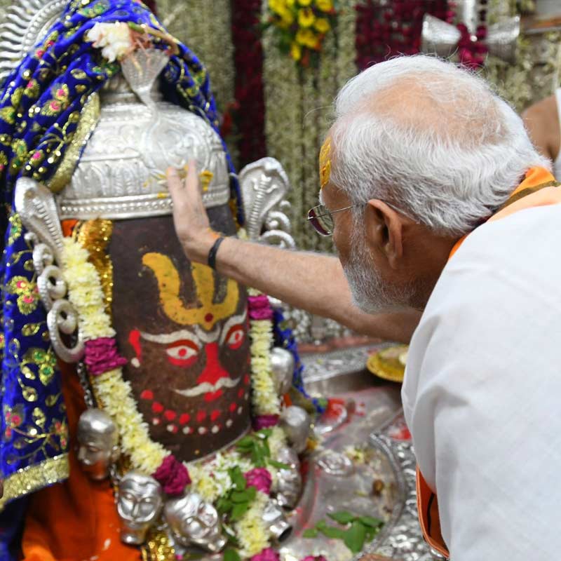 পুরো প্রক্রিয়াটির সবচেয়ে প্রতীক্ষিত অংশটি হল যখন শিবলিঙ্গকে একটি কাপড় দিয়ে ঢেকে প্রধান পুরোহিত এটির উপর একটি ছাই-ভর্তি থলি দোলান। পুরো গর্ভগৃহটি ছাইয়ে ঢেকে যায়।