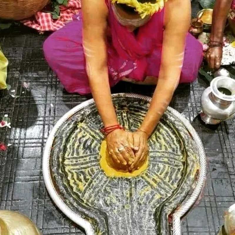 আরতির সময় কাউকে গর্ভগৃহে প্রবেশ করতে দেওয়া হয় না। তবে ভক্তরা ডিজিটাল স্ক্রিনে পুরো প্রক্রিয়া দেখতে পারেন। আরতির সময় পুরুষদের ধুতি এবং মহিলাদের  শাড়ি পরা আবশ্যিক।