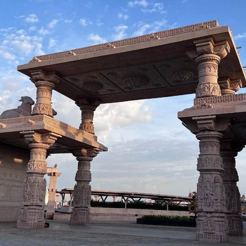 মহাকালেশ্বর মন্দির করিডর উন্নয়ন প্রকল্পের প্রথম পর্বের আওতায় প্রায় এক কিলোমিটার দীর্ঘ একটি করিডর গড়ে তোলা হয়েছে। যাতে রয়েছে শিবের আনন্দ তাণ্ডব রূপের একশো আটটি কারুকাজ করা স্তম্ভ। এ ছাড়া, শিব এবং শক্তির দু’শোটি মূর্তি এবং ম্যুরাল রয়েছে। মূল ফটক থেকে মন্দিরের মাঝে বসানো হয়েছে আরও তিরানব্বইটি শিবের মূর্তি।