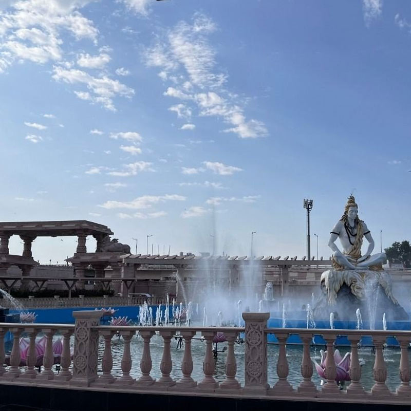 রুদ্রসাগর হৃদের সামনে রাখা হয়েছে ১১১ ফুট উঁচু শিববিবাহ ম্যুরাল। মন্দিরের ‘মহাকাল লোক’ করিডরের সাতটি স্থানে সপ্তর্ষির স্থাপত্য বসানো হয়েছে। প্রতিটি মূর্তি এবং ম্যুরালে রাখা কিউআর কোড স্ক্যান করলেই দর্শনার্থীর মোবাইলে ফুটে উঠবে শিবপুরাণের কাহিনি।