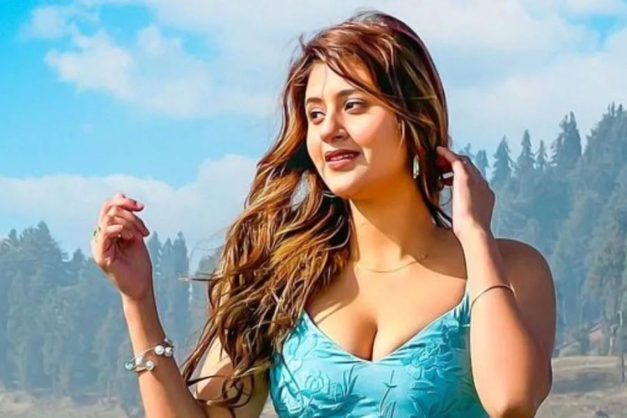 শরীর দুলছে দুলকি চালে, এমএমএস কাণ্ডের পর নতুন ভিডিয়োয় তাক লাগালেন অঞ্জলি