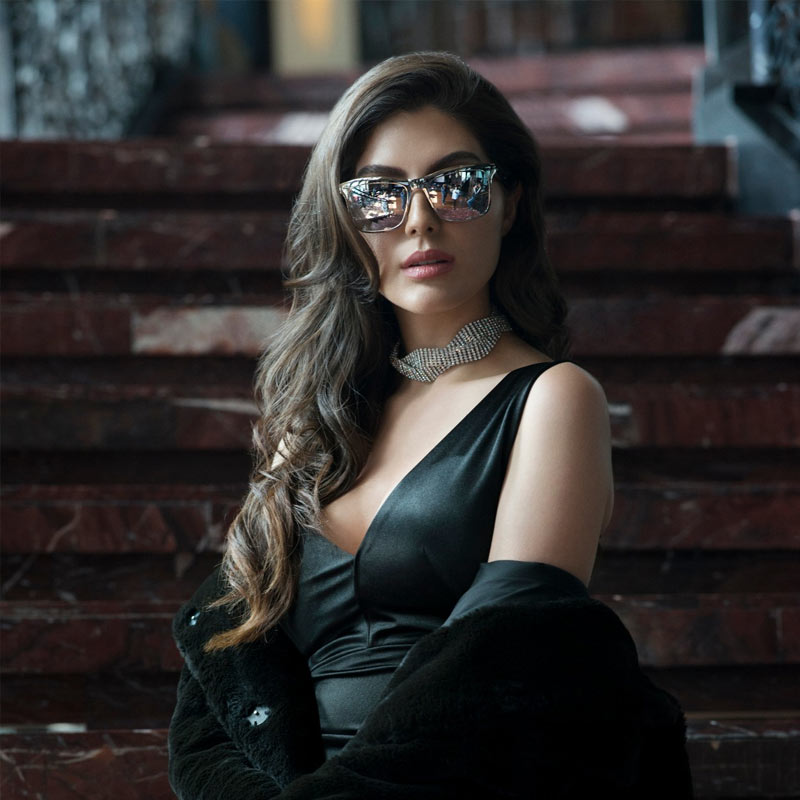 এলনাজ়ের জন্ম ইরানের তেহরানে এক মুসলিম পরিবারে। জন্মের আট বছর পর জন্মভূমি ছেড়ে সপরিবারে জার্মানিতে চলে যান এলনাজ়। ছোটবেলা থেকেই অভিনয়ের সঙ্গে সঙ্গে মডেলিংয়ের শখ ছিল তাঁর।