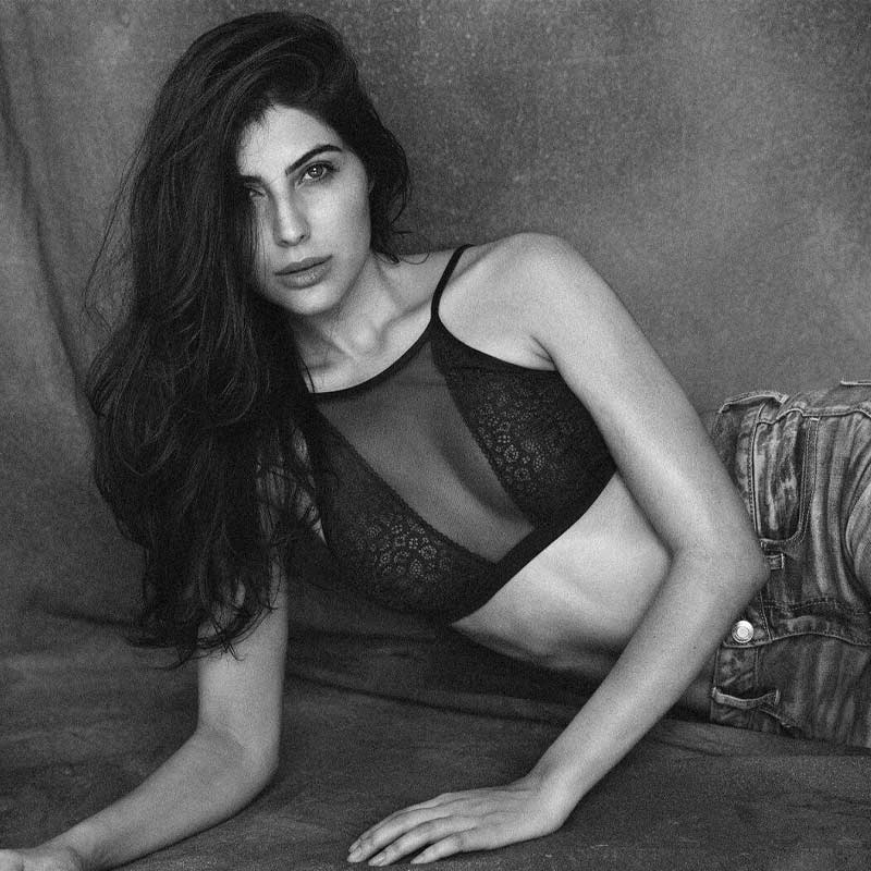 অভিনয়জগতের সঙ্গে যুক্ত হওয়ার আগে ১০ বছর বিভিন্ন আন্তর্জাতিক সংস্থার প্রচারের মুখ ছিলেন এলনাজ়। জামাকাপড় থেকে শুরু করে খেলাধুলোর বিভিন্ন সামগ্রী বিক্রির সংস্থার সঙ্গেও কাজ করতে দেখা গিয়েছে তাঁকে।