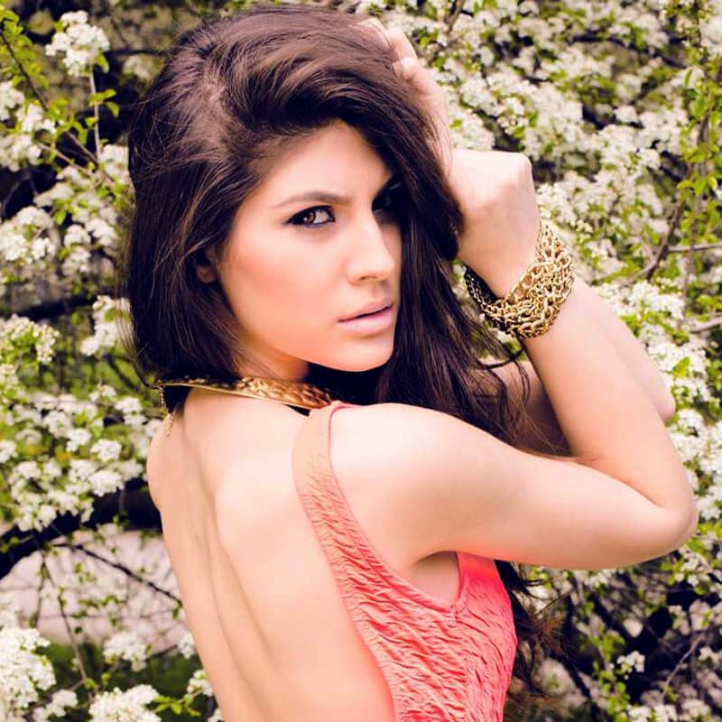 পার্সি সংস্কৃতির নাচ থেকে শুরু করে হিপ হপ, কত্থক নাচেও পারদর্শী এলনাজ়।