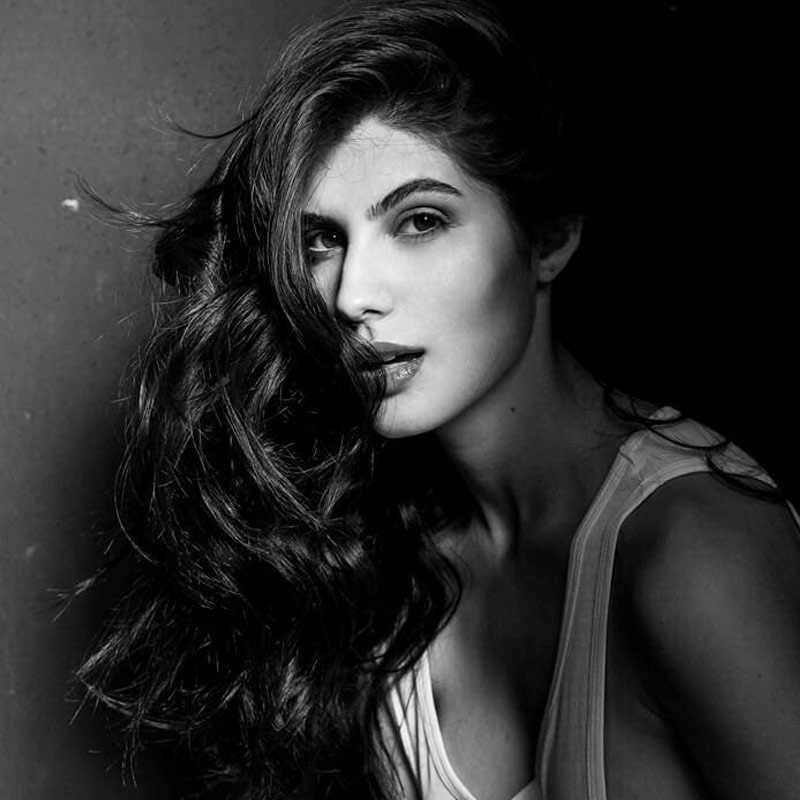 এক সাক্ষাৎকারে এলনাজ় জানান, ‘সেক্রেড গেমস’ সিরিজ়ে কিছু দৃশ্যে অভিনয় করার সময় তিনি অসুবিধার সম্মুখীন হয়েছিলেন। পরিচালক অনুরাগ কশ্যপ তাঁকে এত নিখুঁত ভাবে সব বুঝিয়েছিলেন যে পরবর্তী কালে এই ধরনের দৃশ্যে অভিনয় করতে আর ইতস্তত বোধ করেননি এলনাজ়।