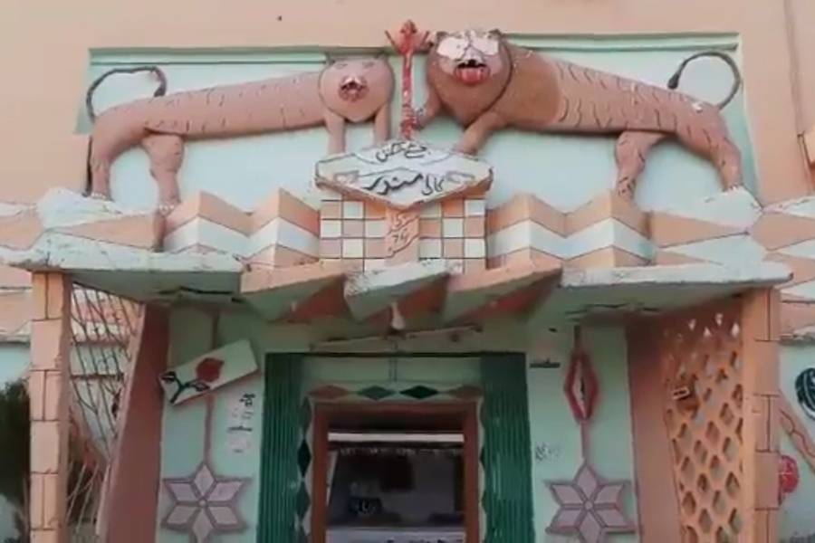 বালুচিস্তানের কালাটে রয়েছে দেবী কালাটেশ্বরীর মন্দির। স্থানীয়দের কাছে এই মন্দিরের মা অত্যন্ত জাগ্রত। এখানে নিয়ম করে পুজো করতে আসেন মুসলিমরাও। শুনতে অবাক লাগলেও এটাই বাস্তব। 