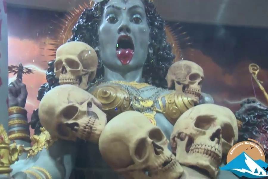 প্রায় ২০ ফুট উঁচু এই বিগ্রহটি কালচে নীলবর্ণা। দশ হাতে তরবারি, গদা, ঢাল, শঙ্খ, ত্রিশুল, চক্র, ধনুক, নরমুণ্ড ও খঞ্জর। রণসাজে সজ্জিতা এই কালী মায়ের গলায় রয়েছে সত্যিকারের করোটির মালা।