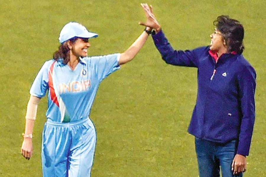 হাজারো ব্যর্থতা সত্ত্বেও, বলিউড ক্রিকেট বিষয়ক ছবির তৈরির ওপর আস্থা হারায়নি। ফলস্বরূপ, সদ্য আন্তজার্তিক ক্রিকেট থেকে অবসর নেওয়া মহিলা ক্রিকেটার ঝুলন গোস্বামীর বায়োপিক তৈরি হচ্ছে। রুপোলি পর্দায় ঝুলনের চরিত্রে দেখা যাবে ক্রিকেটার বিরাট কোহলির স্ত্রী অনুষ্কা শর্মাকে। ঝুলনের চরিত্রে অনুষ্কার করা নিয়ে ইতিমধ্যেই সিনেমহলে নেতিবাচক গুঞ্জন তৈরি হয়েছে। ‘চাকদহ এক্সপ্রেস’ নাম দিয়ে ছবি তৈরির কাজ শুরু হয়েছে।