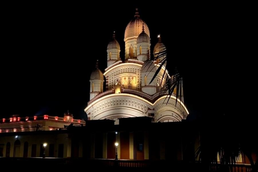 দক্ষিণেশ্বর কালী মন্দির-  বলা যায়, জনপ্রিয়তার নিরিখে দক্ষিণেশ্বরের কালী পুজো শীর্ষস্থানীয়। একটি বার এখানকার মায়ের দর্শন পেতে সারা বছরই ছুটে আসেন দেশের বিভিন্ন প্রান্তের মানুষ। কালীপুজোর সময়ে তো কথাই নেই! দক্ষিণেশ্বরে দেবী পূজিতা হন ভবতারিণী রূপে। কার্তিক মাসের অমাবস্যা তিথিতে, দীপান্বিতা কালীপুজোর দিনে এখানে দর্শনার্থীদের ভিড় দেখার মতো!