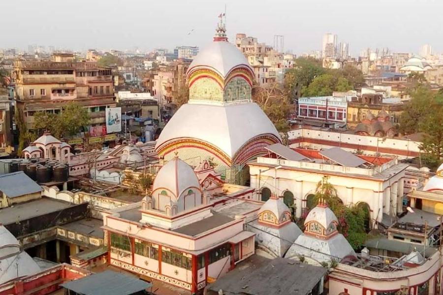 কালীঘাট-  হিন্দুশাস্ত্র মতে, মা কালী দেবদেবীদের মধ্যে সবথেকে জাগ্রত। তাই তাঁর ভক্তদের নিষ্ঠাও তেমনই। একান্নপীঠের একপীঠ দেবতীর্থ কালীঘাটের কালী খুবই জনপ্রিয়। ভক্তেরা বলেন, এখানে দেবী খুবই জাগ্রত। দর্শনার্থীরা কখনওই নাকি খালি হাতে ফেরেন না। মন্দির সংলগ্ন একটি কুণ্ডে সতীর ডান পায়ের একটি আঙুল পাওয়া গিয়েছিল,  লোকচক্ষুর অন্তরালে যা এখনও রক্ষিত আছে মন্দিরের সিন্দুকে। 