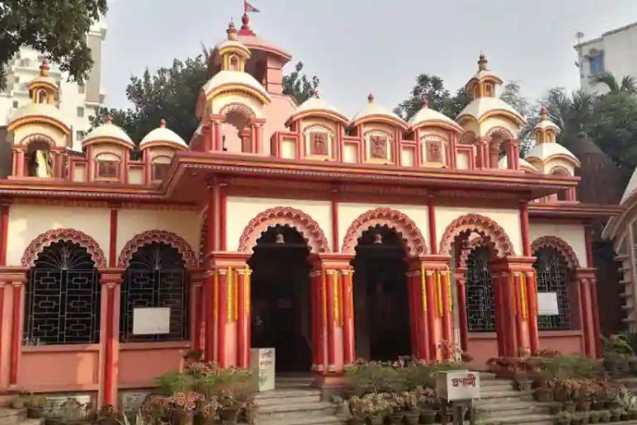 টালিগঞ্জ করুণাময়ী কালী মন্দির- ইতিহাস বলে, বড়িশার নন্দদুলাল রায়চৌধুরীর কন্যা করুণাময়ীর মৃত্যুর পরে বাবাকে তিনি স্বপ্নাদেশ দেন। একটি বিশেষ কষ্টিপাথর দেখিয়ে বলেন, তিনি এই রূপে থেকে যাবেন। তাই তাঁর বাবা সেই কষ্টিপাথর থেকে কালীমূর্তি গড়ে ‘মা করুণাময়ী’ নামে পুজো করা শুরু করেন তাঁকে। বিখ্যাত এই পুজো দেখতে আজও ভিড় জমান নানা জায়গার মানুষ।