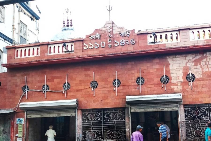 ঠনঠনিয়া কালীবাড়ি-  উত্তর কলকাতার ঠনঠনিয়া কালীবাড়িতে শ্রী শ্রী সিদ্ধেশ্বরী কালী মন্দির অতি প্রাচীন ও অত্যন্ত জনপ্রিয়। জনশ্রুতি বলে, যে অতীতে ডাকাতদের আক্রমণ থেকে সতর্ক করার জন্য এই মন্দিরের ঘণ্টা বাজিয়ে ঠনঠন শব্দ করা হত। সেই থেকেই এই মন্দিরের নাম ঠনঠনিয়া কালীবাড়ি। প্রতি বছর এই কালীমূর্তিকে নতুন ভাবে সাজানো হয়। তা দেখতে জমায়েত হয় অগণিত ভক্তের। 