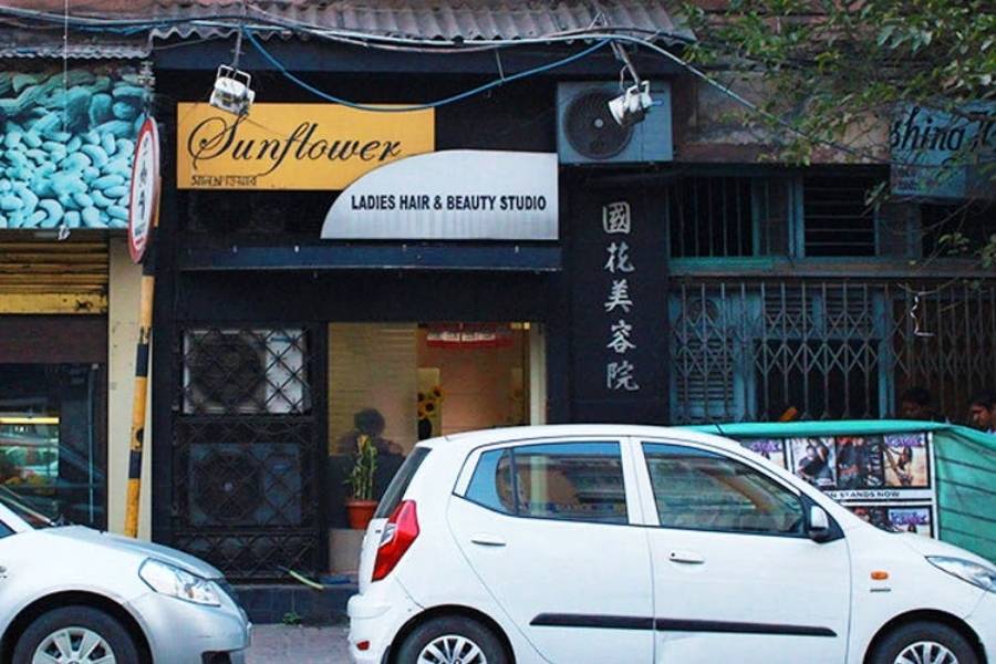  সানফ্লাওয়ার: বেশ কয়েক যুগ ধরেই কলকাতার পার্ক স্ট্রিটের এই স্যালোঁ রাজত্ব করছে। শুধুমাত্র মহিলাদের এই স্যালোঁ সুপরিচিত এখানকার সুদক্ষ কর্মীদের জন্য। হেয়ার কাট, হেয়ার স্পা–এর অভিজ্ঞতা আপনাকে মুগ্ধ করবে। শর্ট বব স্টাইল রয়েছে নাগালের মধ্যে। 