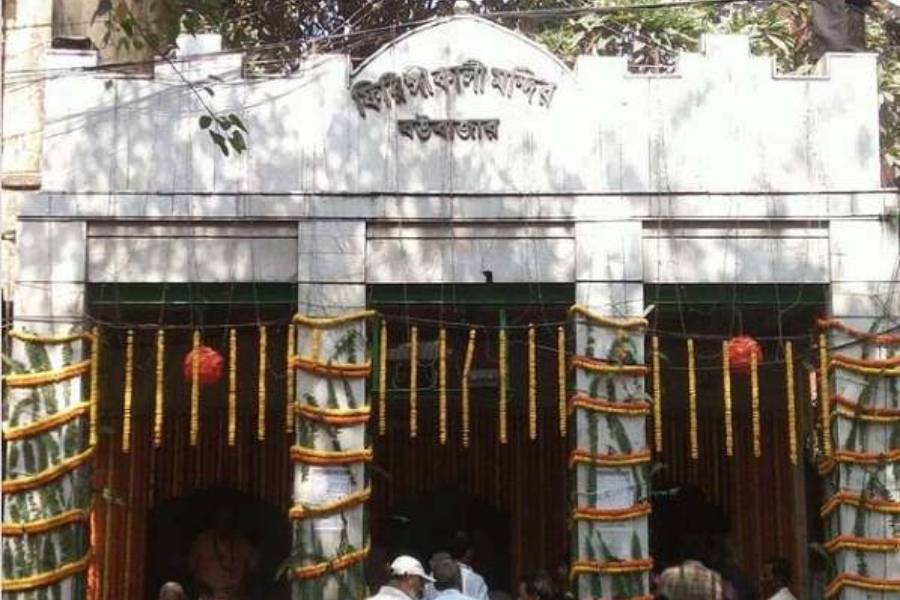 ফিরিঙ্গী কালীবাড়ি-  উনিশ শতকে পর্তুগিজ বংশোদ্ভূত অ্যান্টনি হেন্সম্যান নামে এক কবিয়াল এই দেবস্থানে এসেই উপলব্ধি করেছিলেন, খ্রিস্ট আর কৃষ্ণ একই। তাঁর অনুপ্রেরণায় প্রতিষ্ঠিত এই মন্দিরে পূজিতা হন সিদ্ধেশ্বরী কালী মা, যাঁকে ভক্তরা ‘ফিরিঙ্গি কালী’ নামেও পুজো করেন।