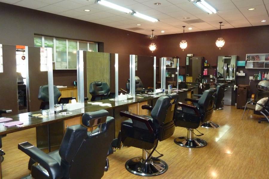 জুইস: পার্ক স্ট্রিট চত্বরের আরও একটি নামকরা স্যালোঁ জুইস। শহরের ফ্যাশনিস্তাদের আনাগোনা এখানে লেগেই থাকে। পুজোর আগে হেয়ার মেকওভার চাইছেন? বাজেটের মধ্যে এখানে এসে সাধপূরণ করতে পারেন। মেকওভার শুরু হাজার টাকা থেকে।