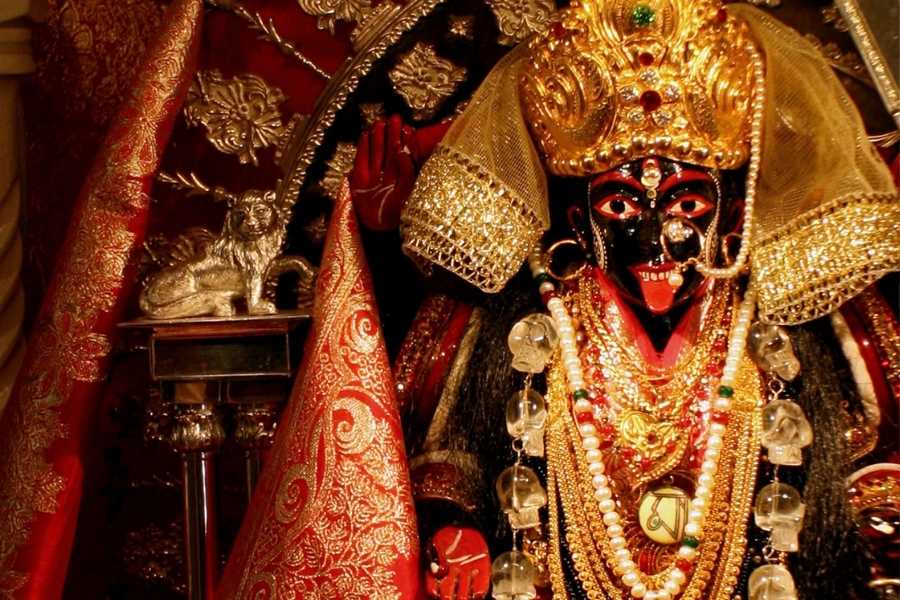 বিশেষত শহর কলকাতায় নামে দর্শনার্থীর ঢল। ‘কালী কলকাত্তাওয়ালি’র নানা অবতারেরই যে দেশজোড়া খ্যাতি! দীপাবলির দোরগোড়ায় দাঁড়িয়ে তাই এক নজরে দেখে নিন, মহানগরীর কোন কোন পুজো রয়েছে আকর্ষণের কেন্দ্রে। 