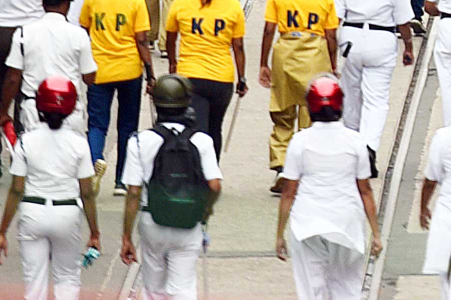  বিজেপির নবান্ন অভিযানের দিন শামিল পুলিশের পিঠে ব্যাগ। ফাইল চিত্র।