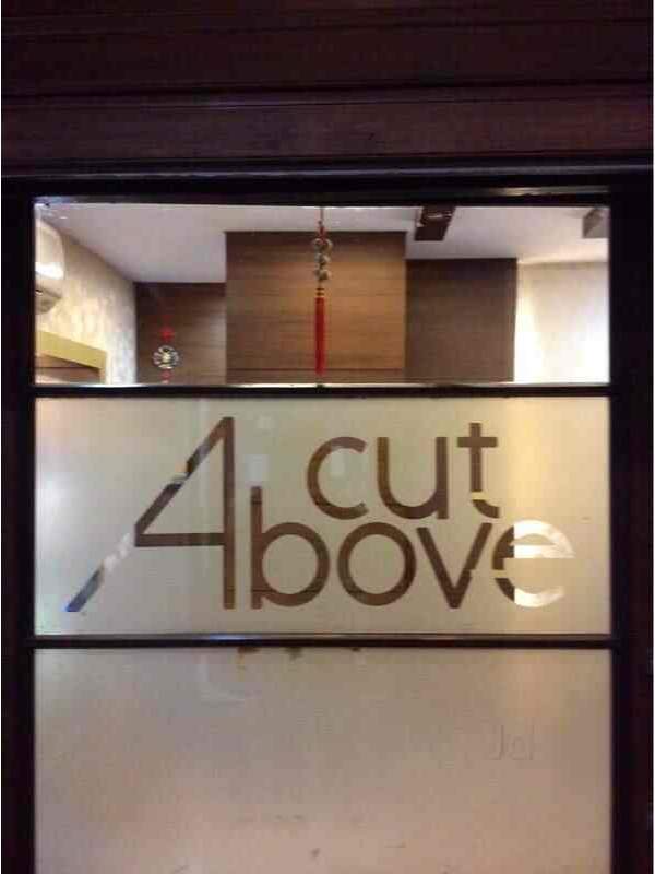 আ কাট অ্যাবভ: কেনাকাটা করছেন আর ভাবছেন, একেবারে স্পা আর হেয়ার কাট করিয়ে নিলে বেশ হত! টুক করে চলে যান পার্ক স্ট্রিটের 'আ কাট অ্যাবভ'-এ। হেয়ার কাট ও স্পা মাত্র পাঁচশো টাকা থেকে শুরু এখানে (চুলের দৈর্ঘ্যের উপর নির্ভর করে)। 