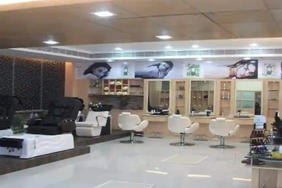 জুন টমকিনস্ স্যালোঁ: বালিগঞ্জ সার্কুলার রোডের পাশেই এই স্যালোঁ। বহু তারকার নিত্য আনাগোনা। সাধারণ হেয়ারকাট শুরু হাজার টাকা থেকে। 