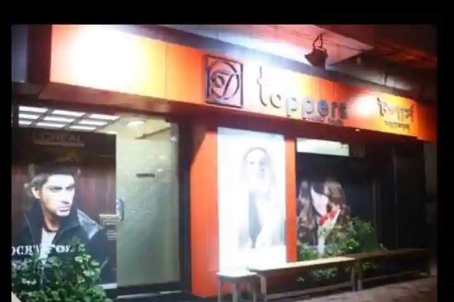 টপার্স:শরৎ বসু রোডের এই স্যালোঁয় হেয়ার কাট শুরু পাঁচশো টাকা থেকে। পুরুষদের হেয়ার কাট আড়াইশো টাকা থেকে শুরু। 