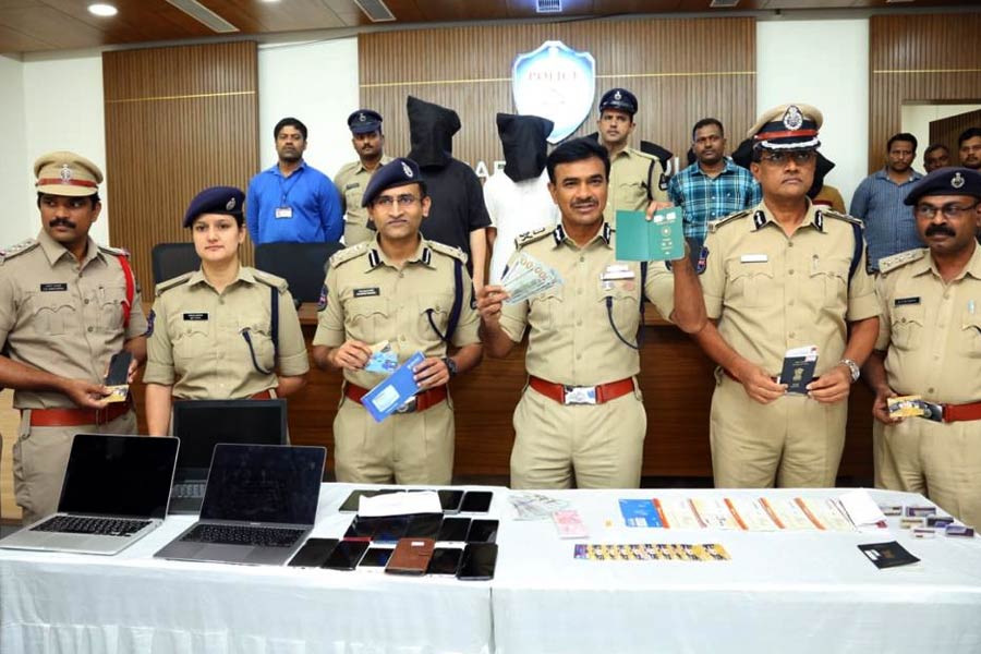 বড়সড় প্রতারণা চক্রের পর্দাফাঁস করল হায়দরাবাদ পুলিশ। চিনা অনলাইন বিনিয়োগে জালিয়াতি কারবারে জড়িত থাকার অভিযোগে দশ জনকে গ্রেফতার করল হায়দরাবাদ পুলিশ। 