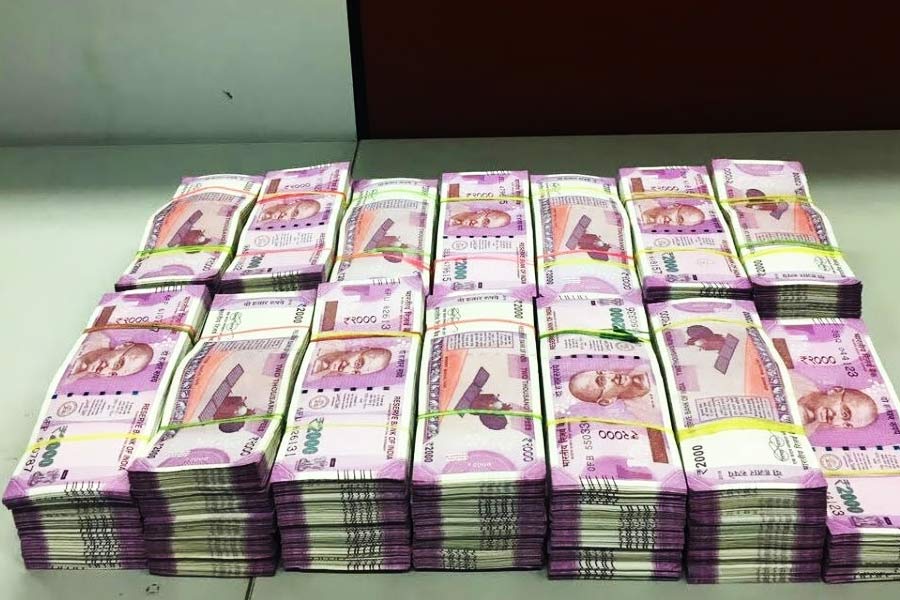 ধৃতদের মধ্যে রয়েছেন চিন ও তাইওয়ানের এক জন নাগরিক। পুলিশ সূত্রে খবর, প্রতারণার অঙ্ক মোট ৯০৩ কোটি টাকা। 