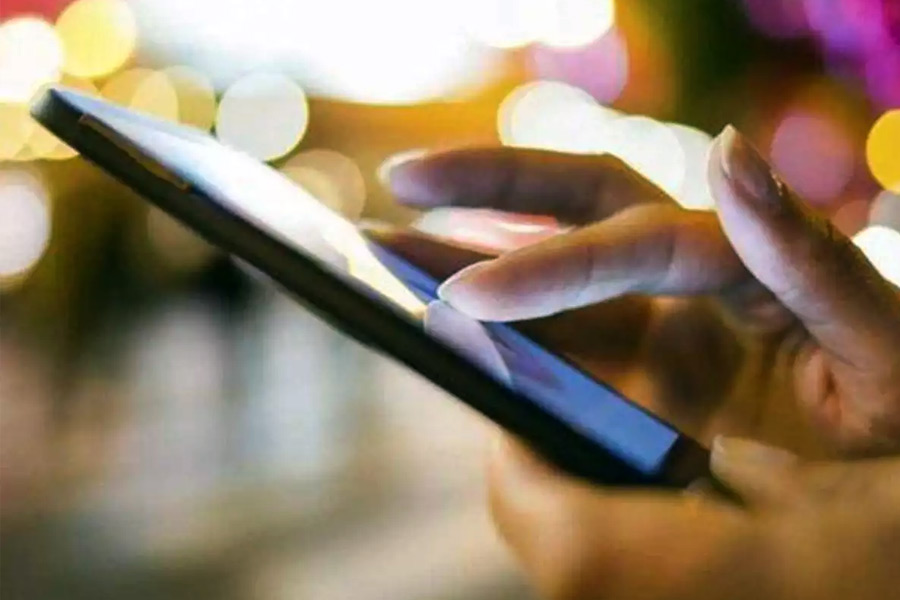 হায়দরাবাদের এক বাসিন্দার অভিযোগের তদন্তে নেমে এই প্রতারণা চক্রের হদিস পান তদন্তকারীরা। ওই ব্যক্তি অভিযোগ করেন যে, ‘লোক্সেম’ নামে বিনিয়োগের একটি অ্যাপে ১.৬ লক্ষ টাকা বিনিয়োগের পর তিনি প্রতারিত হয়েছেন। 