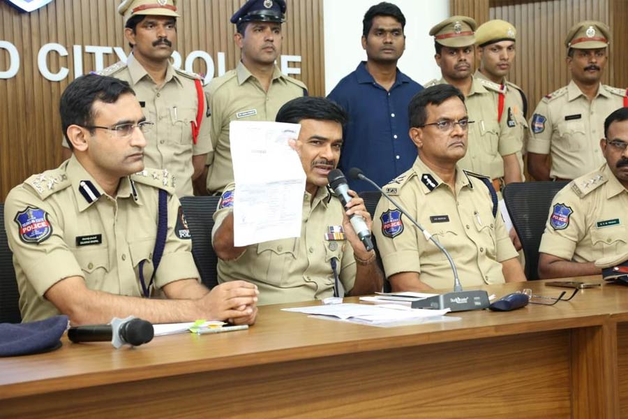 যাঁর অ্যাকাউন্টে ওই টাকা রাখা হয়েছিল, তাঁর নাম বীরেন্দ সিংহ। তাঁকে পুণে থেকে গ্রেফতার করা হয়। জেরায় ওই ব্যক্তি জানান যে, জ্যাক নামে এক চিনা নাগরিকের কথা মতোই ওই সংস্থার নামে তিনি ব্যাঙ্ক অ্যাকাউন্ট খুলেছিলেন। 