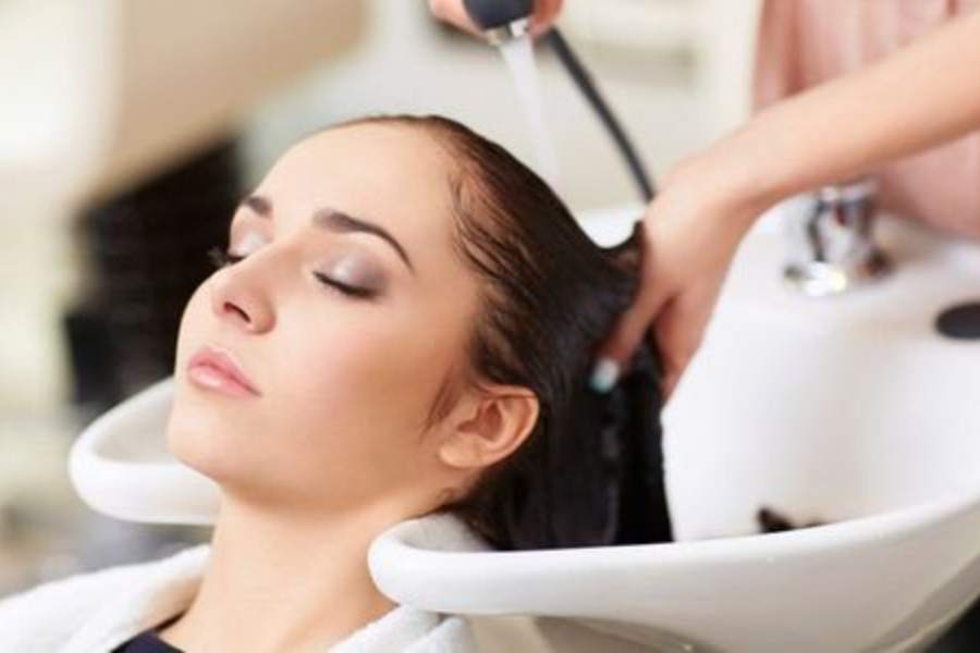 সেরা: লেক মার্কেটের এই স্যালোঁ পরিচালনা করেন এক মহিলা। প্রত্যেক ক্রেতা এখানে মনের মতো পরিষেবা পান। মাত্র পাঁচশো টাকা থেকে শুরু বিভিন্ন হেয়ার কাট, যা সুন্দর এবং বাজেটের মধ্যেই।