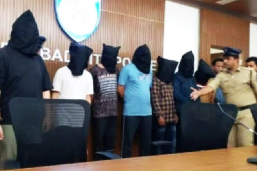 লি ঝোনজাউ নামে আরও এক চিনা নাগরিকের নির্দেশ মতো ওই অ্যাকাউন্ট খুলেছিলেন তিনি। অ্যাকাউন্টের যাবতীয় তথ্য চিনের আরও দুই নাগরিককে দেন সঞ্জয়। 