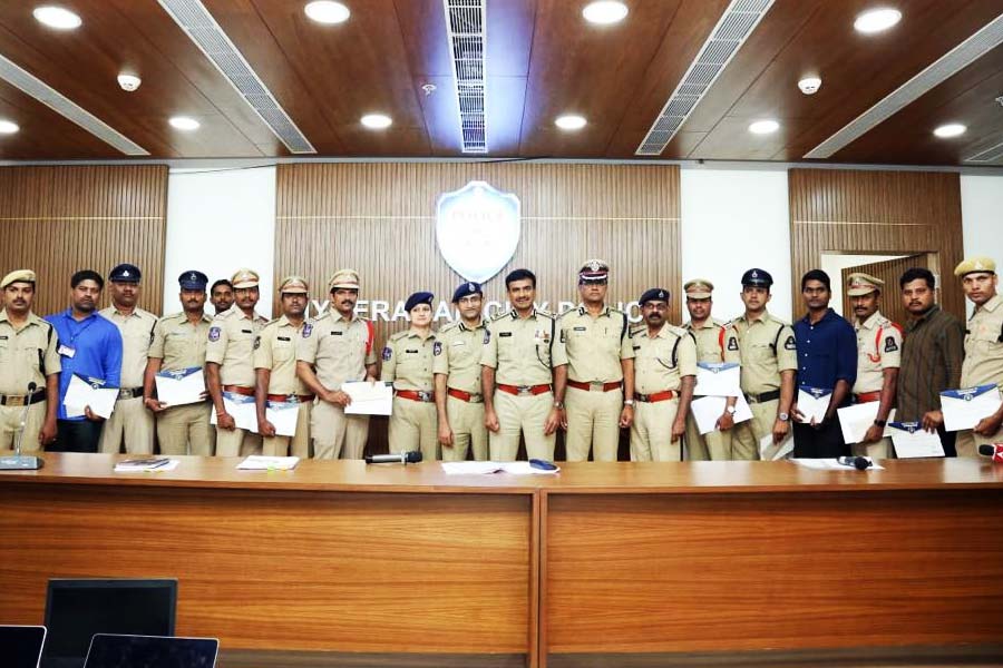 হাওয়ালার মাধ্যমে গোটা প্রতারণার কারবার চলত বলে মনে করছে পুলিশ। বাকি টাকা উদ্ধারের জন্য তদন্ত চালানো হচ্ছে বলে পুলিশ সূত্রে খবর।