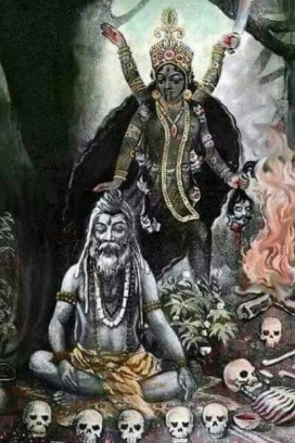 তবে ‘পঞ্চ ম’-এর সাধনা নিয়ে হরেক মতভেদ রয়েছে। একটি মত অনুযায়ী, ‘পঞ্চ ম’ হল মদ্য (মদ),মাংস (মাংস),মৎস্য (মাছ),মুদ্রা (অঙ্গভঙ্গী), মৈথুন (যৌনকর্ম)। মায়ের চরণে এই পঞ্চমকার নিবেদনেই সিদ্ধিলাভ করতে পারেন সাধকেরা। 